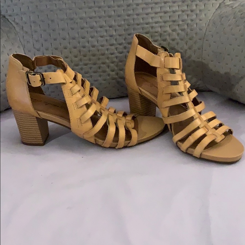 Easy Spirit strap block heels sz 7